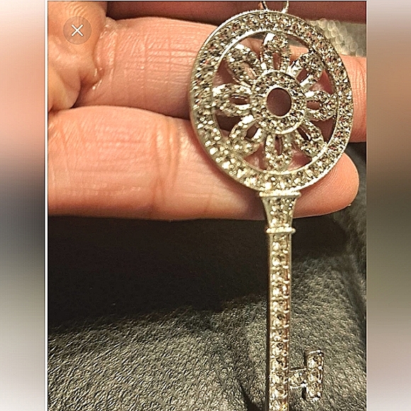 NEW Silver Key Crystal rhinestone Pendant Necklace 18"-22" Chain Zirconia NWT - Picture 5 of 9